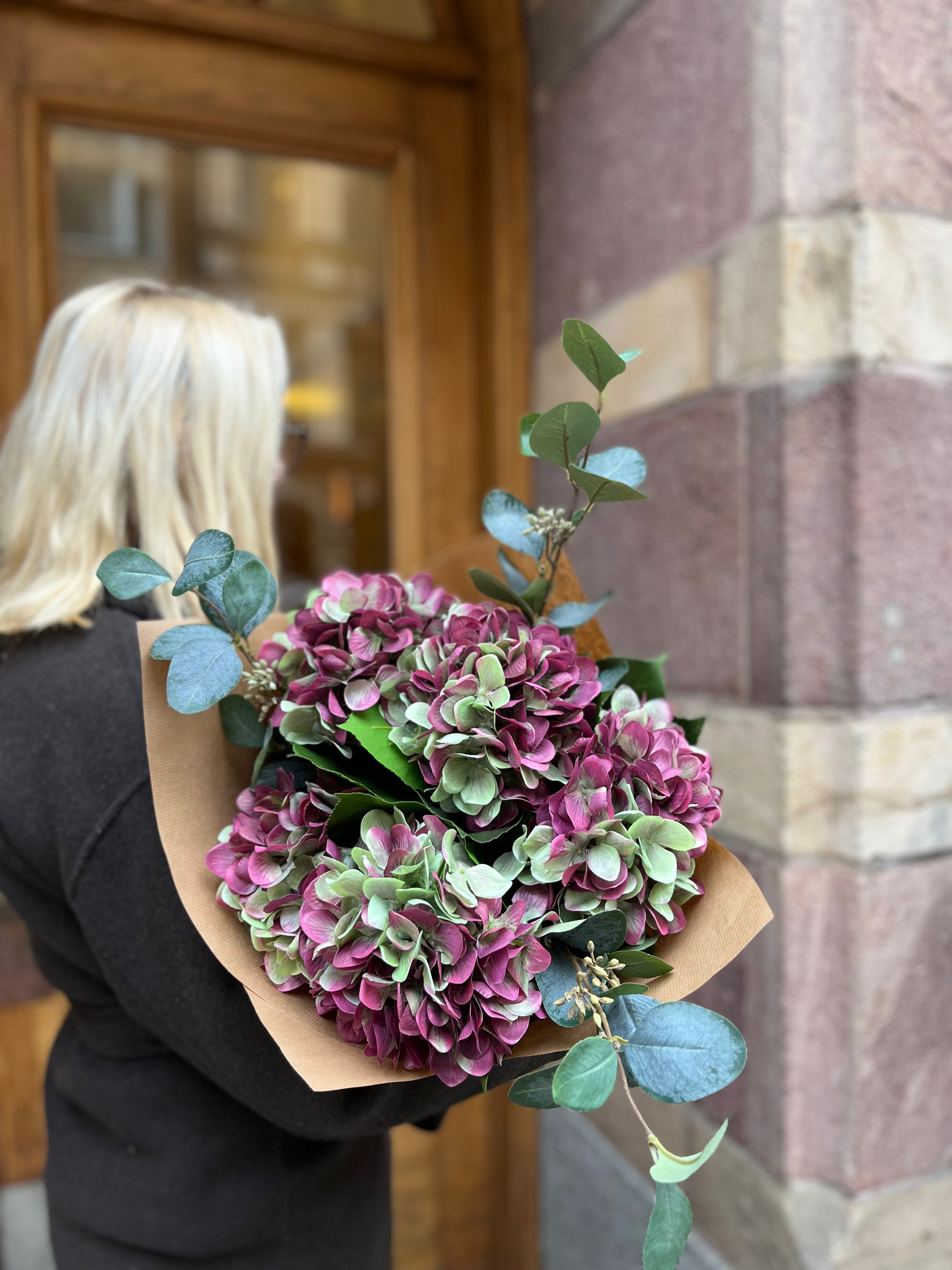 Hortensiabukett med bär, Röd