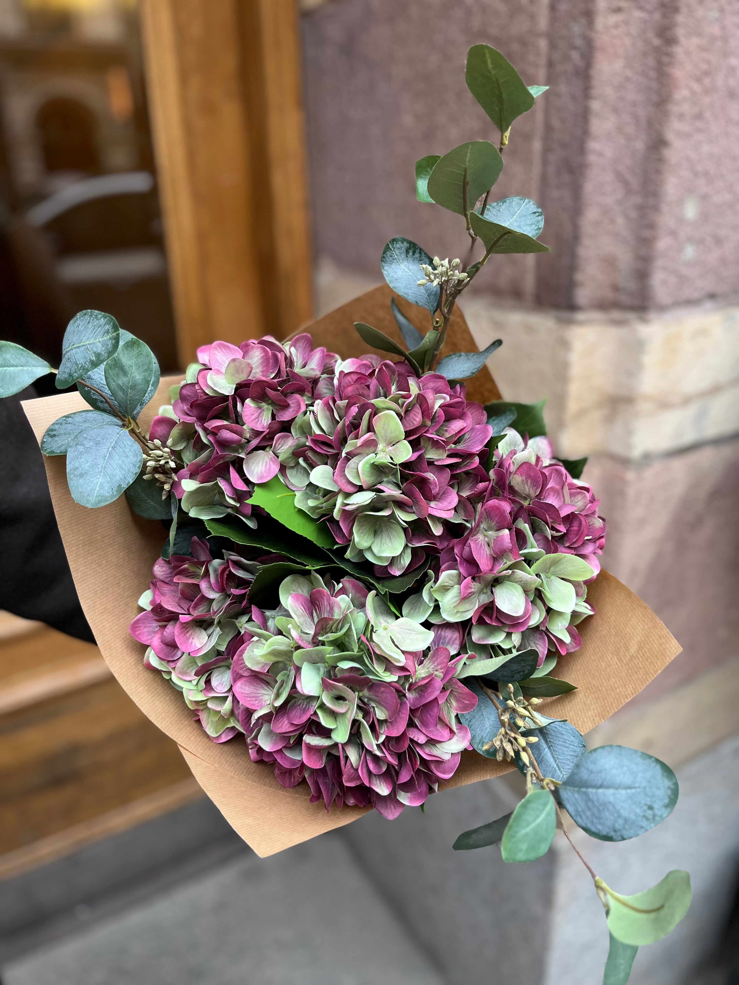 Hortensiabukett med bär, Röd